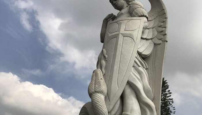 ¿Cómo orar a San Miguel Arcángel para recuperar un amor?